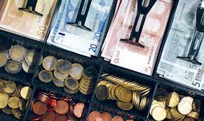 Στα 1,2 δισ. ευρώ το κόστος από το χαράτσι σε επαγγελματίες και μπλοκάκια