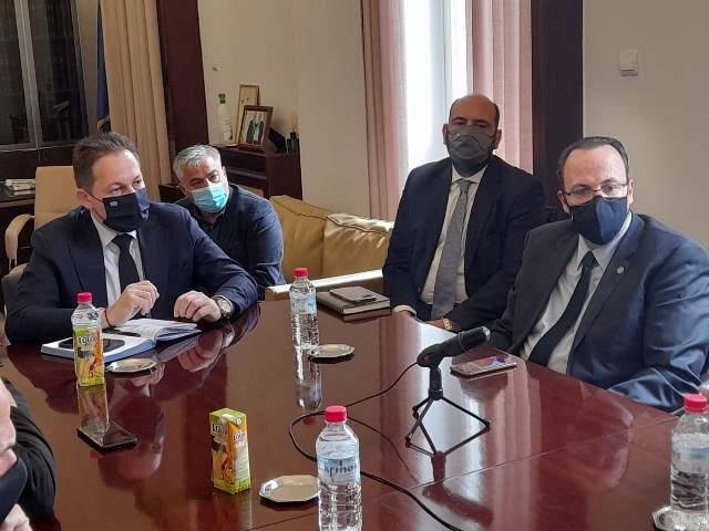 ΔΕΛΤΙΟ ΤΥΠΟΥ - Το Επιμελητήριο Αχαΐας επισκέφθηκε ο Αναπληρωτής Υπουργός Εσωτερικών κ. Στέλιος Πέτσας για να προεδρεύσει σε σύσκεψη  για τη στήριξη του επιχειρηματικού κόσμου της Αχαΐας, μετά την απόφαση για αναστολή της επαναλειτουργίας του λιανεμπορίου