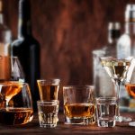 ΙΟΒΕ: Ο κλάδος των αλκοολούχων ποτών το 2021 συνεισέφερε €1,75 δισ. στο ΑΕΠ