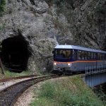 Επεκτείνεται ο οδοντωτός σιδηρόδρομος – Θα φτάσει μέχρι το μοναστήρι της Αγίας Λαύρας