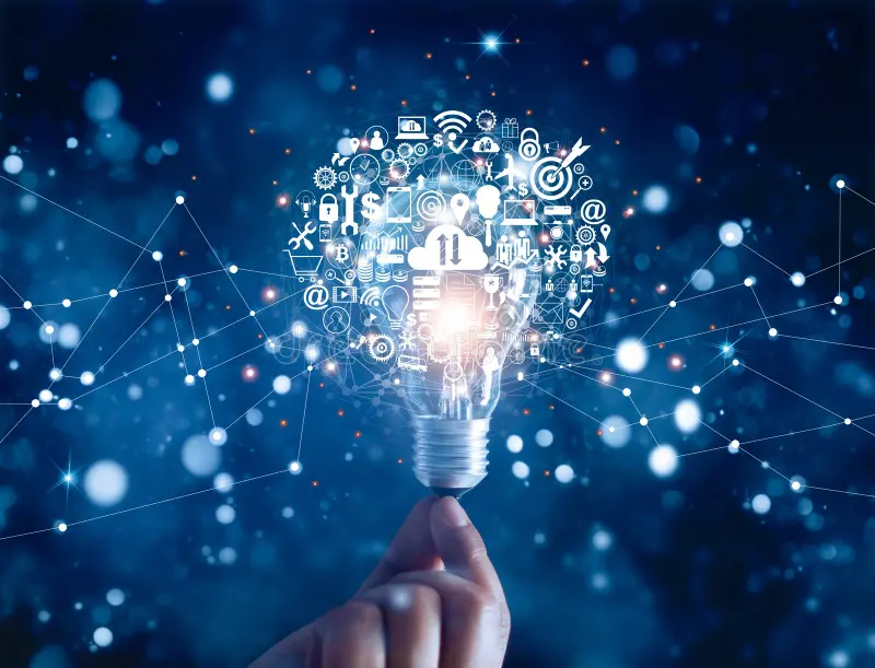 hand-die-glühlampe-und-innovationstechnologieikonen-des-geschäfts-digitale-vermarktende-im-netz-hält-138534565