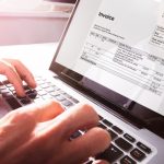 Ηλεκτρονικό τιμολόγιο: Τι αλλάζει - Ποιοι υποχρεούνται και ποια «μπόνους» κερδίζουν οι συνεπείς