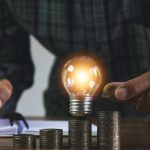 Πάγωμα των σταθερών τιμολογίων ρεύματος, επιδοτήσεις και πλαφόν στα υγρά καύσιμα "ασπίδα" στην ενεργειακή κρίση